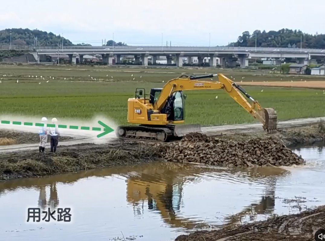 PapalotX's tweet photo. 日本の土木技術者、いくらなんでも優秀すぎるます。
印旛沼で堤防が70mも決壊した事件、現場の動きがガチでヤバいんですよね。防災ステーションから石材掘り起こして、夜通しダンプで運びまくって、たった1週間で70mの穴を塞ぎ切るって普通に考えてあり得なくないですか？
道がないなら新しく作ればいいじゃんって、沼の水位を下げて浸水を抑制し、さらに用水路を埋めてアクセス路突貫工事したのとか、現場のアドリブ力と判断スピードが異次元すぎるわけですよ。
こういう本物の神対応こそ、もっとテレビで大々的に報じるべきだと思うんですよね。