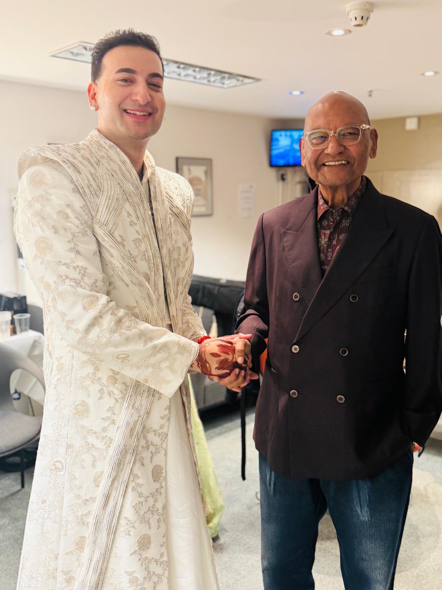 AnilAgarwal_Ved's tweet photo. हाल ही में लंदन के रॉयल अल्बर्ट हॉल में प्रतिभाशाली युवा सितार वादक, ऋषभ रिखीराम शर्मा का अद्भुत कार्यक्रम देखने का मौका मिला। वे रिखी राम परिवार से आते हैं जो पीढ़ियों से दिग्गज संगीतकारों के लिए सितार बनाते आ रहे हैं। 

कार्यक्रम की शुरुआत में ऋषभ ने दुनिया भर से आए दर्शकों को श्राद्ध और पितृ पक्ष का महत्व समझाया। 

हमारे यहाँ कहते हैं, श्रद्धा से जो किया जाए, वही श्राद्ध है। कुछ दिन पहले मैंने भारत जाकर अपनी माताजी का श्राद्ध किया, और परसों मेरे गुरु, मेरे दादाजी का भी श्राद्ध था। दोनों की बहुत याद आई, और मन उनके प्रति कृतज्ञता से भर गया। आज मैं जो कुछ भी हूँ, उन्हीं के मार्गदर्शन, आशीर्वाद और उनके दिए संस्कारों की वजह से हूँ।

रॉयल अल्बर्ट हॉल जो कि दुनिया के सबसे मशहूर कॉन्सर्ट हॉलों में से एक है, वहाँ पूरी तरह टिकटें sold out थीं। लंदन जैसे शहर में भारतीय सितार के लिए ऐसा प्यार देखकर दिल ख़ुश हो गया। 

ऋषभ का शिव तांडव स्तोत्र तो सच में जादुई था। जब वे सितार बजा रहे थे, तो लग रहा था जैसे राधा-कृष्ण यमुना किनारे रास रचा रहे हैं, शिव जी कैलाश पर तांडव कर रहे हैं, सीता जी और राम जी का विवाह हो रहा है। 

ऋषभ से मिलकर बहुत अच्छा लगा। इतनी कम उम्र में ऐसी साधना ईश्वर की प्रेरणा के बिना संभव नहीं। उनके सुरों में मुझे शिव जी की छवि दिख रही थी। आप सबको जब भी मौक़ा मिले, इन्हें ज़रूर सुनिए। ईश्वर की कृपा है इन पर।

ऋषभ, आपको बहुत-बहुत बधाई। आप ख़ूब आगे बढ़ें और हमारी भारतीय संस्कृति को पूरी दुनिया तक पहुँचाएँ। 🙏