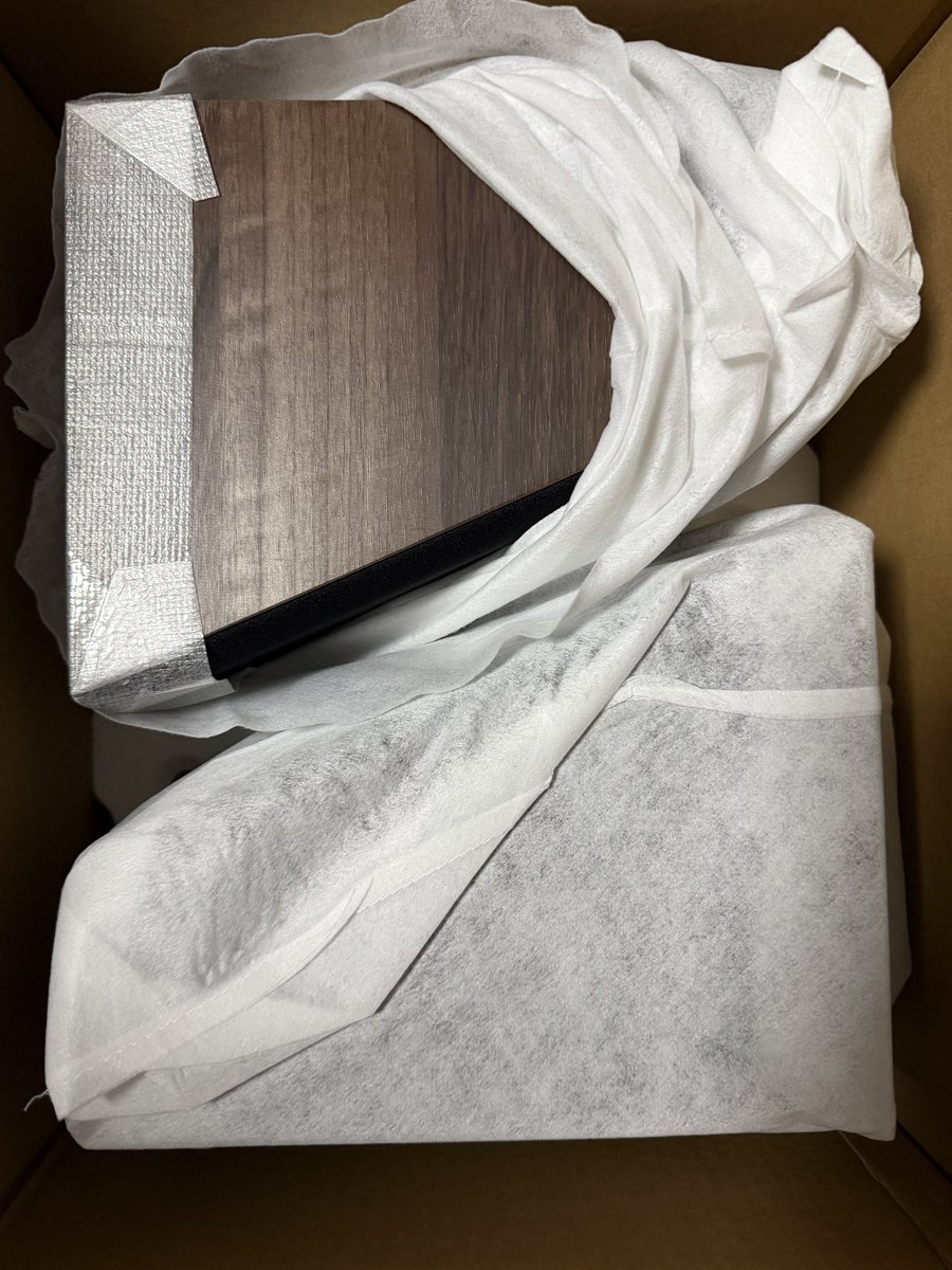 adyu_lefty's tweet photo. DALIの「ALTECO C1」を購入しました。

今は5.1.2ch構成だけど、AVアンプをアップグレードしたら5.1.4chにするために買おうと思っていた。

ここ数日で各ショップで「販売終了」となっているのを見て、慌てて購入しました😅

宅配BOX届けのはずが、留守中に届いて家族が受け取ってくれました。 https://t.co/3HhnkLzESX