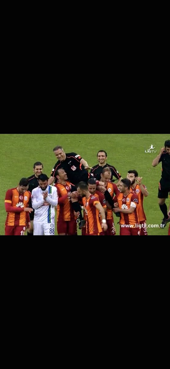Qixlett's tweet photo. Abitoğlu burada taşınan hakem https://t.co/UapDJPVn5n