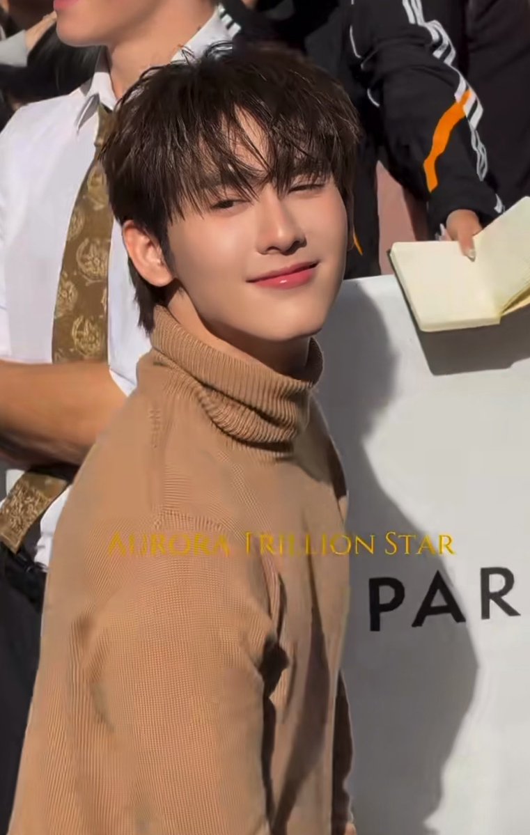 YTtheshipper's tweet photo. baby you look so shine ☀️✨

🔗 https://t.co/C2qWyIOz3g

BOOK X CELINE PFW27
#BookKasidet
#Celine #CelineEte2027
#MichaelRider #kasibook https://t.co/pWr5PNhx9s