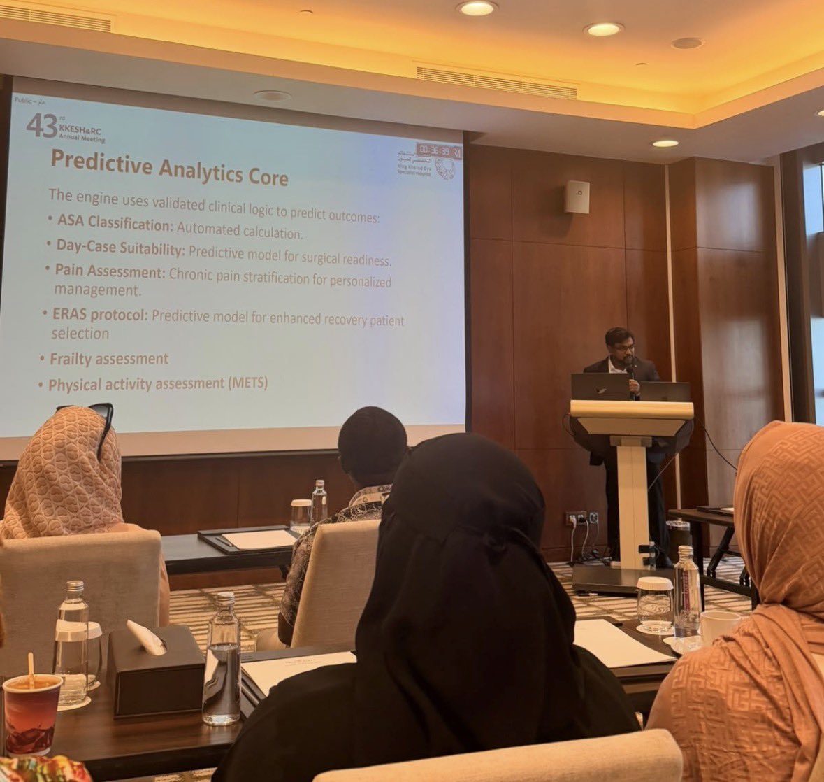 KKESHKSA's tweet photo. جلسة علمية بعنوان:
 «التحول الرقمي في تخدير جراحات العيون: التحسين الاستباقي قبل الجراحة والفرز الرقمي الذكي» بمشاركة د. منيب الدين رياض الدين 
استعرضت دور التقنيات الرقمية والذكاء الاصطناعي في التقييم المبكر لعوامل الخطورة، وتصنيف المرضى وتوجيههم للمسار المناسب قبل الجراحة، بما يعزز كفاءة الرعاية ويحد من التأجيلات والمضاعفات، مع التأكيد على أن هذه التقنيات تدعم القرار السريري ولا تستبدل خبرة المختصين.

#KKESHRC2026