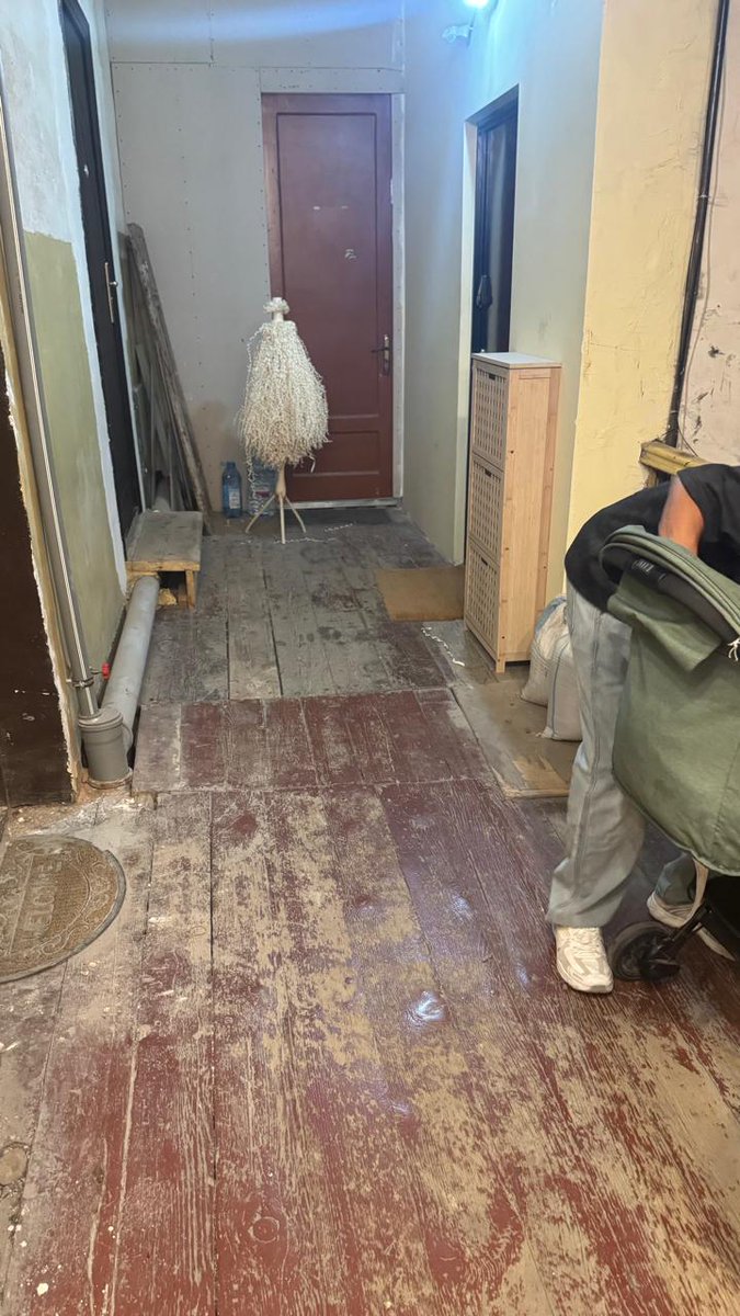 ro_se7's tweet photo. @bookingcom @BaileysOfficial 2/4 — Evidence
These are the actual conditions we found upon arrival: exposed electrical wiring, damaged and uneven stairs, and severely deteriorated common areas. These conditions were not properly represented in the listing https://t.co/LOWNun5taR
