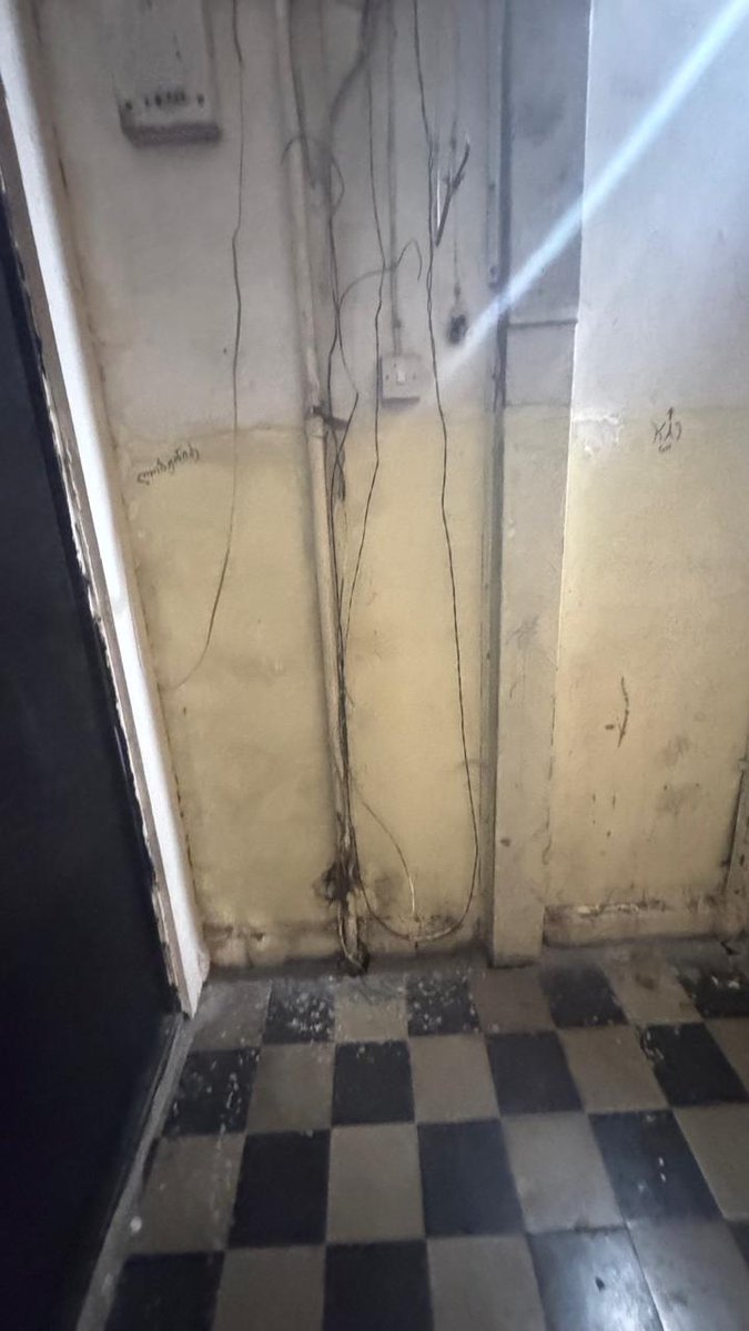 ro_se7's tweet photo. @bookingcom @BaileysOfficial 2/4 — Evidence
These are the actual conditions we found upon arrival: exposed electrical wiring, damaged and uneven stairs, and severely deteriorated common areas. These conditions were not properly represented in the listing https://t.co/LOWNun5taR