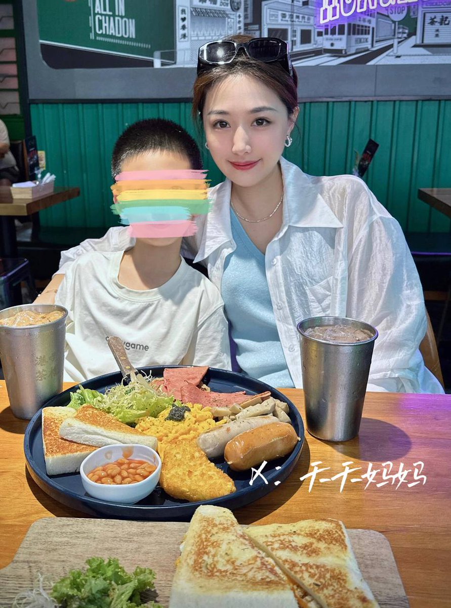 debbierib's tweet photo. 如果说白天陪孩子的时候，可以用贤妻良母形容。那晚上的样子，你会用哪四个字来形容呢～这个粉丝大叔倒是温柔体贴，就是时间太短了… 

说真的有没有持久一点的，可以报名，同城优先～ https://t.co/jTM2QGHEbH