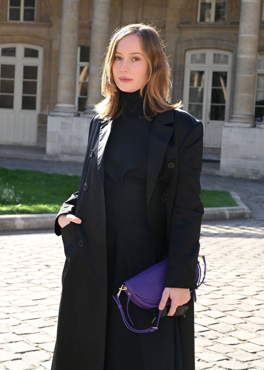 einbinderfiles's tweet photo. Hannah Einbinder at the Céline Spring/Summer 2027 fashion show in Paris ❤️‍🔥 https://t.co/GCL4ml3Gxp