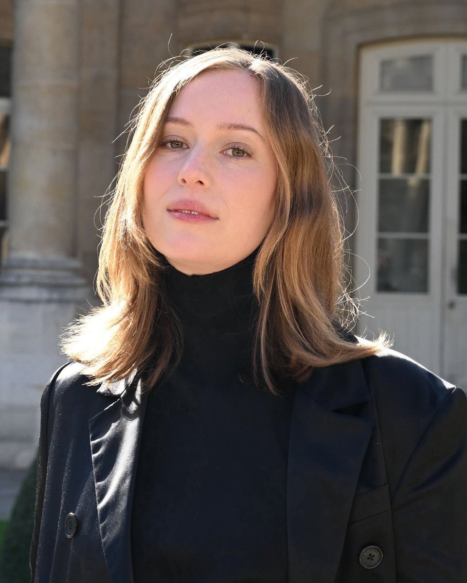 einbinderfiles's tweet photo. Hannah Einbinder at the Céline Spring/Summer 2027 fashion show in Paris ❤️‍🔥 https://t.co/GCL4ml3Gxp