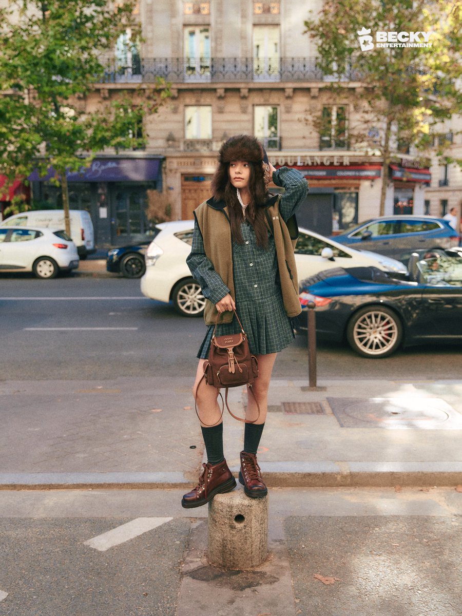beckyentofc's tweet photo. Bonjour, Paris! 🇫🇷🥖

#MiuMiuPFWxBecky #MiuMiuSS27
#beckysangels #BeckyArmstrong 
@MIUMIUofficial https://t.co/NksRqdZDKU