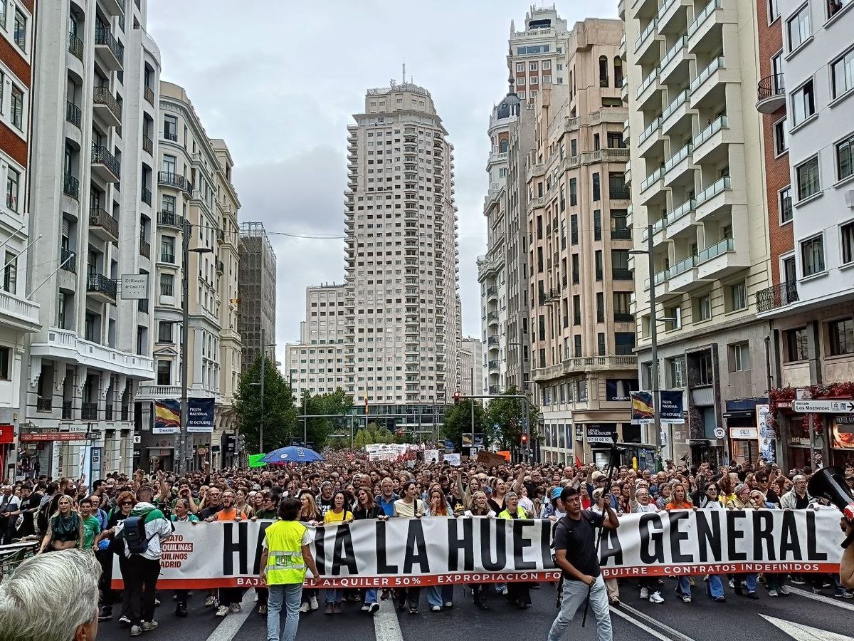 PoderPopularWeb's tweet photo. Directo | Desborde absoluto de la movilización en Madrid convocada por el @InquilinatoMad "Hacia la huelga general". 

Exigen:
📍Contratos indefinidos
📍Expropiación de pisos vacíos
📍Bajada del 50% de los precios de alquiler 

🧵Hilo con todas las movilizaciones 👇🏼 https://t.co/uPrsKo67lL