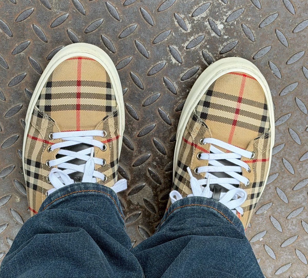 the9doublem's tweet photo. Burberry Rangleton #shareyourstripes https://t.co/aAsKPa3wat
