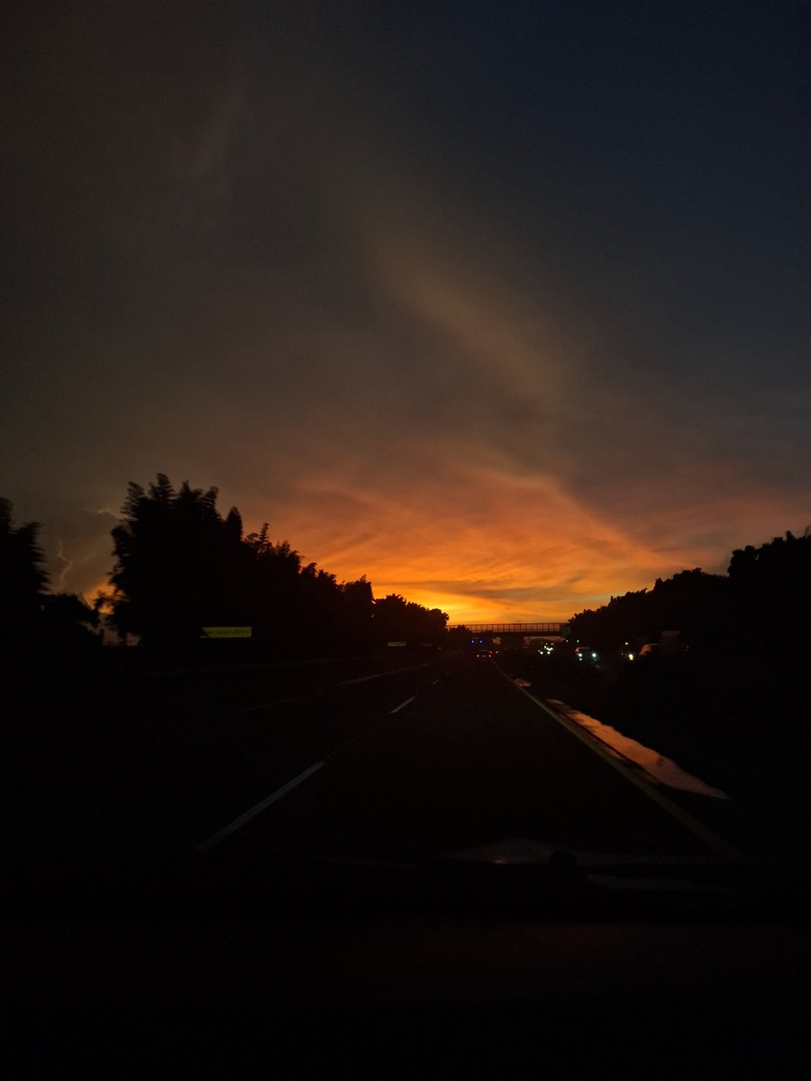 Adelinekirh's tweet photo. @cowostress Senja disaat hati lagi kelabu. https://t.co/Fr1UDOWnII