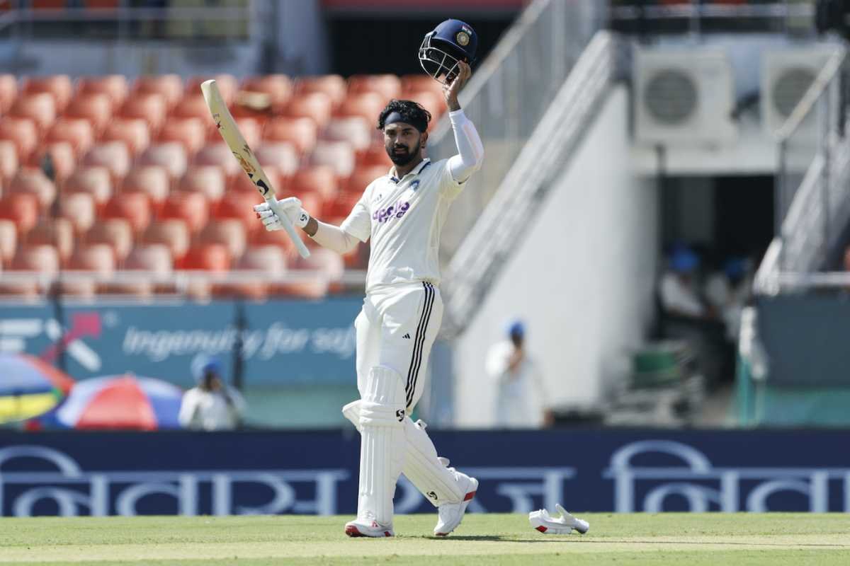 CricCrazyJohns's tweet photo. 🚨 KL RAHUL COMPLETED 10,000 RUNS IN INTERNATIONAL CRICKET 🇮🇳

- He completed 10K runs with a six, one of the finest batters in Modern Era. https://t.co/EWO3aUjyzS