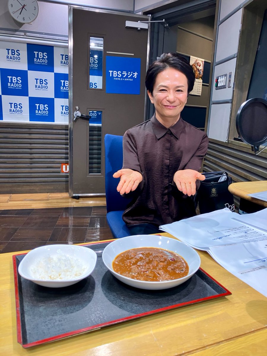 shopchannel's tweet photo. 初回のラジオショッピングでご紹介したのは、
ショップチャンネルオリジナルの
「7種の具材 野菜と豆のコク旨カレー」🍛
 
スタジ���に入った瞬間から、
カレーのいい香りがいっぱいに✨
堀井美香さんにも「コク旨です！美味しい！」と
楽しんでいただきました☺️
 
カレーライスはもちろん、
カレー��蛮蕎麦や、
オムレツ・ハンバーグのカレーソースにもおすすめ🥢🍳
特別価格は10月8日までですので、お早めに💨