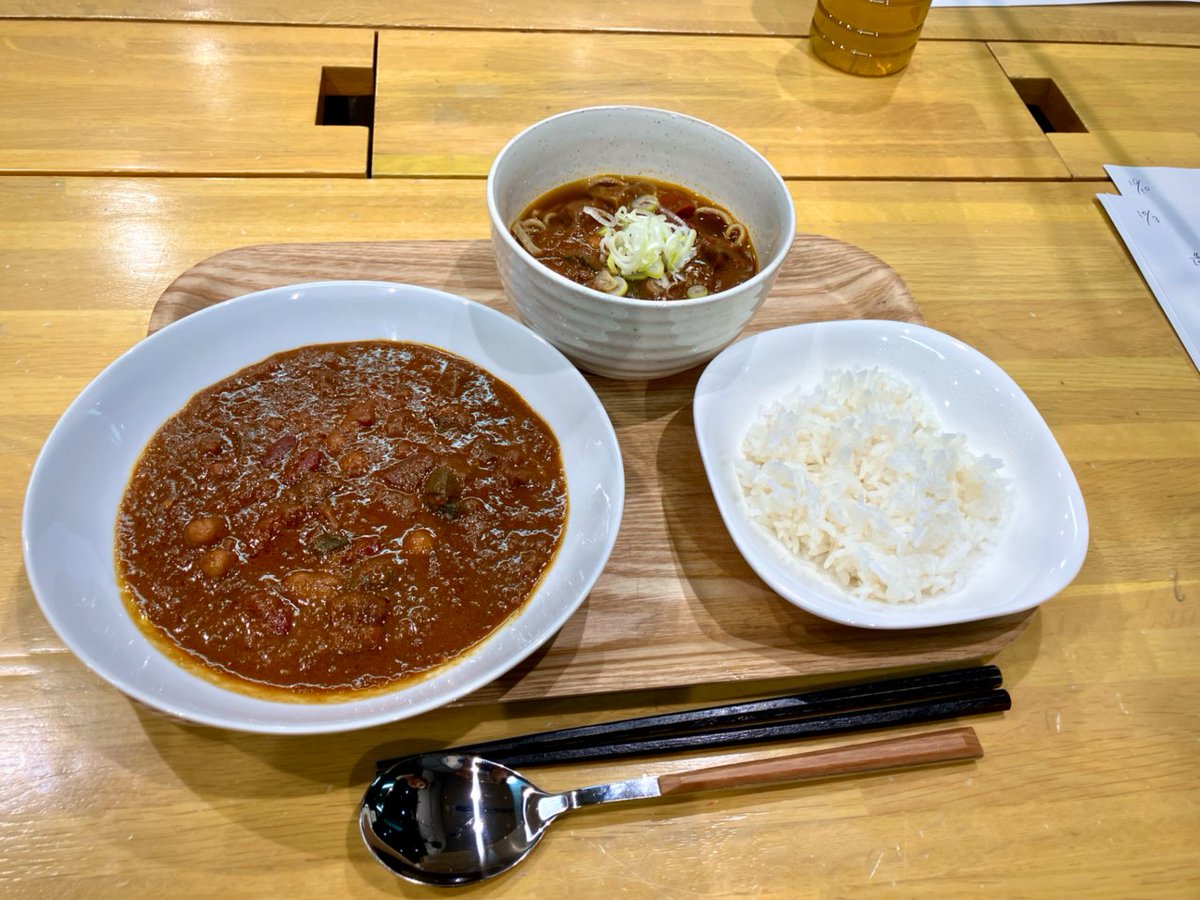 shopchannel's tweet photo. 初回のラジオショッピングでご紹介したのは、
ショップチャンネルオリジナルの
「7種の具材 野菜と豆のコク旨カレー」🍛
 
スタジ���に入った瞬間から、
カレーのいい香りがいっぱいに✨
堀井美香さんにも「コク旨です！美味しい！」と
楽しんでいただきました☺️
 
カレーライスはもちろん、
カレー��蛮蕎麦や、
オムレツ・ハンバーグのカレーソースにもおすすめ🥢🍳
特別価格は10月8日までですので、お早めに💨