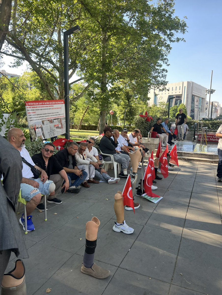 murat_gokgoz_'s tweet photo. Sayın Oktay Saral,

Ağustos ayında yaptığınız görüşmede, er gazilerin emsal maaş ve özlük hakları konusunda TBMM açıldığında, Ekim ayında gerekli adımların atılacağını ifade etmiştiniz. Bu sözünüzün ardından gaziler olarak eylemimizi sonlandırdık. 

Bugün Ekim ayındayız.

Biz gaziler verilen sözün yerine getirilmesini, emsal maaş ve özlük haklarımız konusunda somut düzenlemenin hayata geçirilmesini bekliyoruz.

Sayın Saral, “Ekim ayında ne gerekiyorsa yapılacak” sözünüzün gereğinin yapılmasını bekliyoruz.

Gaziler sözünüze güvendi. Şimdi sıra verilen sözün yerine getirilmesinde.

🇹🇷 Gaziler onurludur, hakları da onurlu bir şekilde teslim edilmelidir.
48 günün emeği ve verilen sözler unutulmasın.@oktay_saral @hulusiakarmedya @MahinurOzdemir @celebimehmeta #gündem #sondakika #türkiye 
#GazilerPlatform #GazileriminYanındayım #48Gün #Güvenpark #KurtuluşParkı