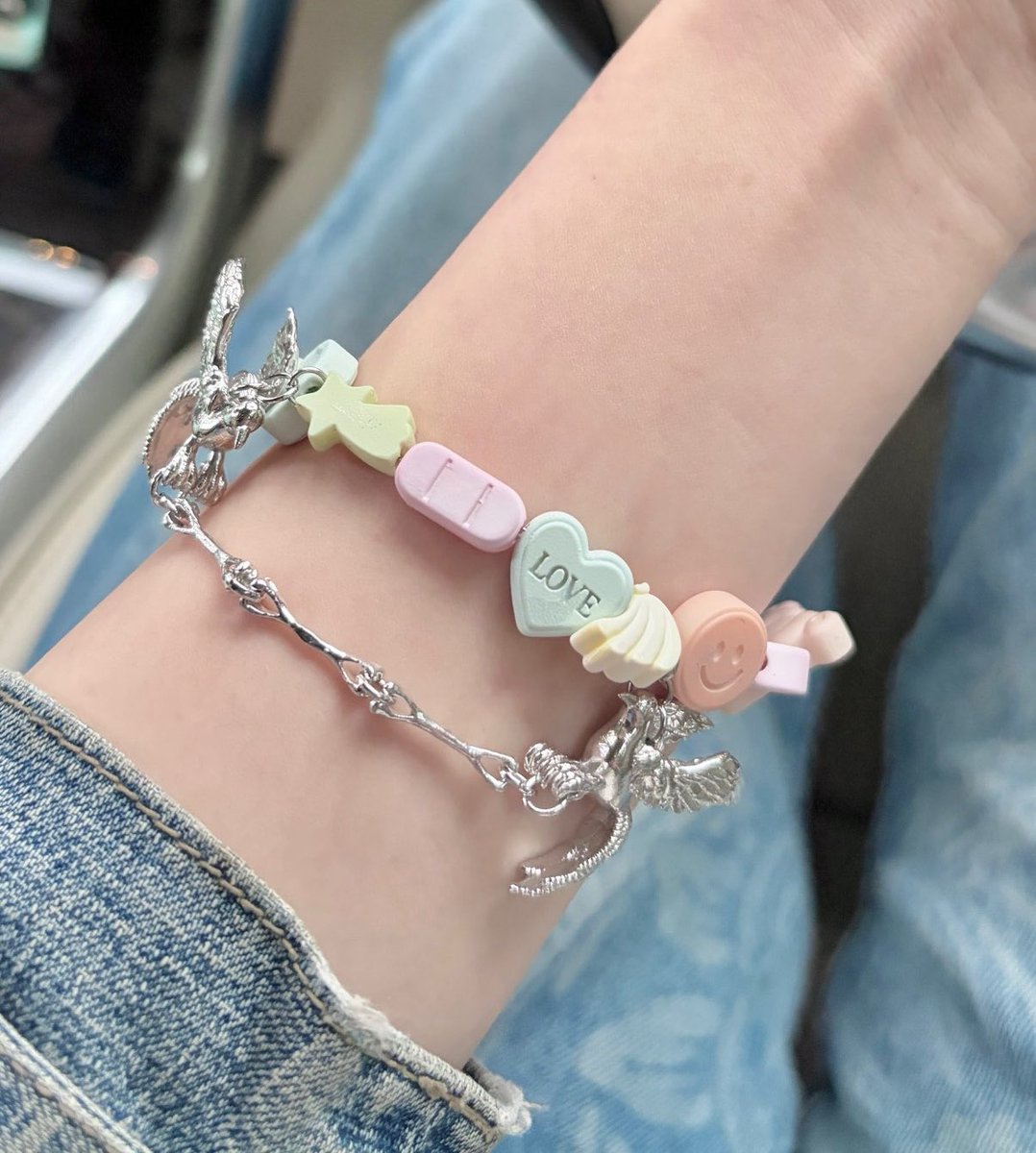 superdog_kalel's tweet photo. こちらのブレスレットも問い合わせがあったのですが今はオンラインで販売はしてないのですがDMで対応してます🕊️
気になる方はDM���ださい🍬 https://t.co/761VDL5EGb
