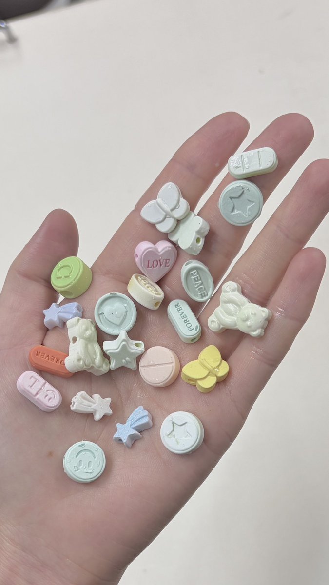 superdog_kalel's tweet photo. こちらのブレスレットも問い合わせがあったのですが今はオンラインで販売はしてないのですがDMで対応してます🕊️
気になる方はDM���ださい🍬 https://t.co/761VDL5EGb