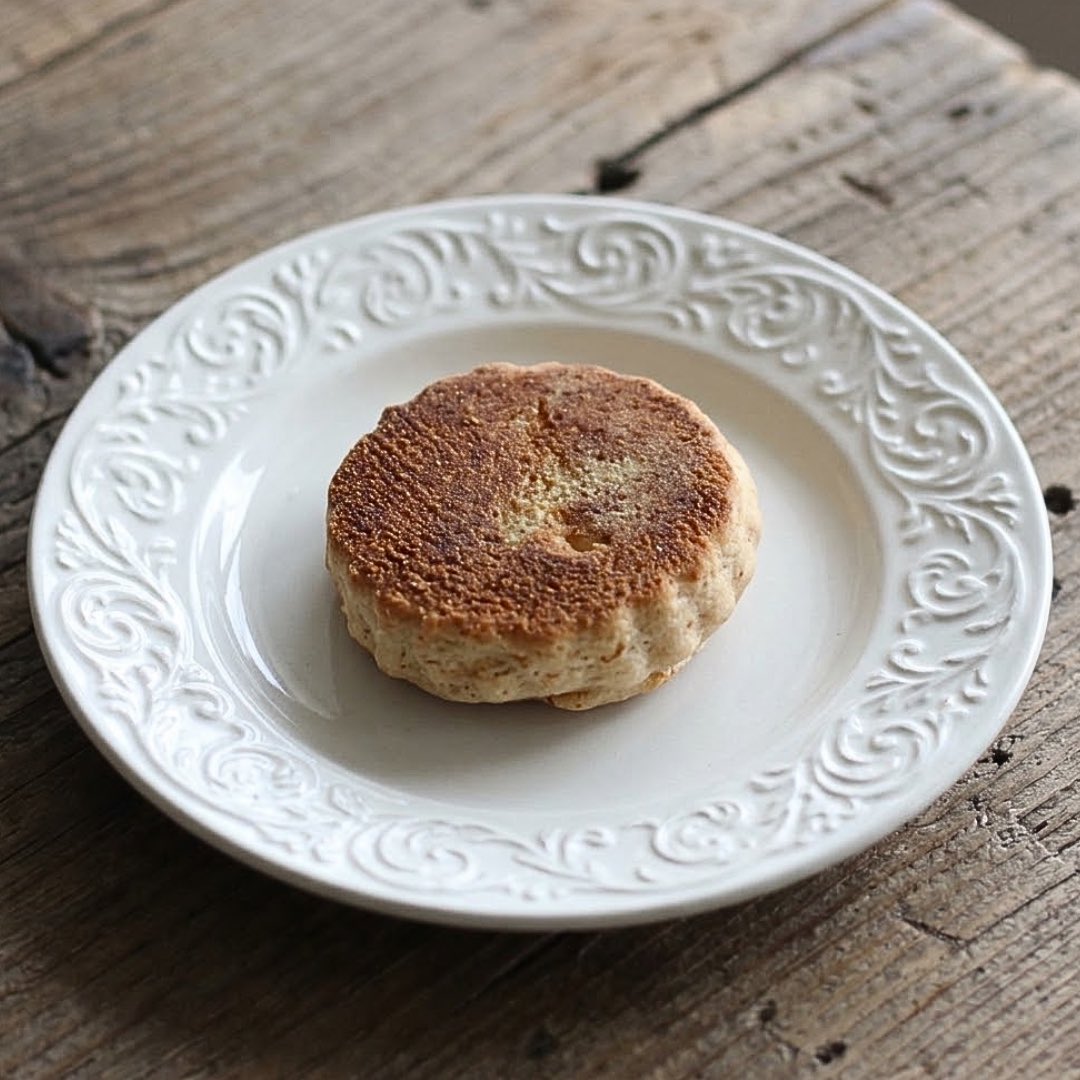 ohisamabakery's tweet photo. 🍎【10月4日オンラインストア限定】🇬🇧

ウェルシュケーキ・アップル＆シナモン 3枚入り🇬🇧

外はサクッと香ばしく、中はしっとり。
りんごのやさしい甘さとシナモンの香りを合わせた、秋限定のウェルシュケーキです。

紅茶を淹れて、ひと口。
素朴なおいしさと一緒に、秋のティータイムを🫖🍎 https://t.co/WK1Dmm63Bx