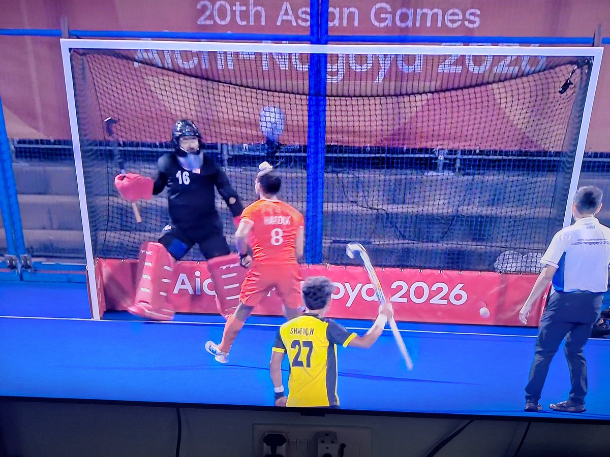 ratikantp's tweet photo. Hardik scores the 3rd goal for India.  Malaysia defenders conceding the penalty.. 
#IndvsMas https://t.co/xUsHIulRGx