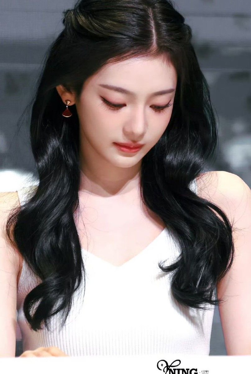 fcirydxst's tweet photo. ⠀

Kemudian ia bergeser sambil menunduk.. JIR INI MALAIKAT NYASAR KAH? Bukannya abis kak Mici tuh, @lilprettier ya? “Prudence sunbae! Ga capek selalu bersinar? Hehe semangat terus dan makasih udah jadi sumber motivasiku! Ini ada hadiah hehe. Sama-sama ijo kayak matcha.”

⠀ https://t.co/QyWbdXMwf5