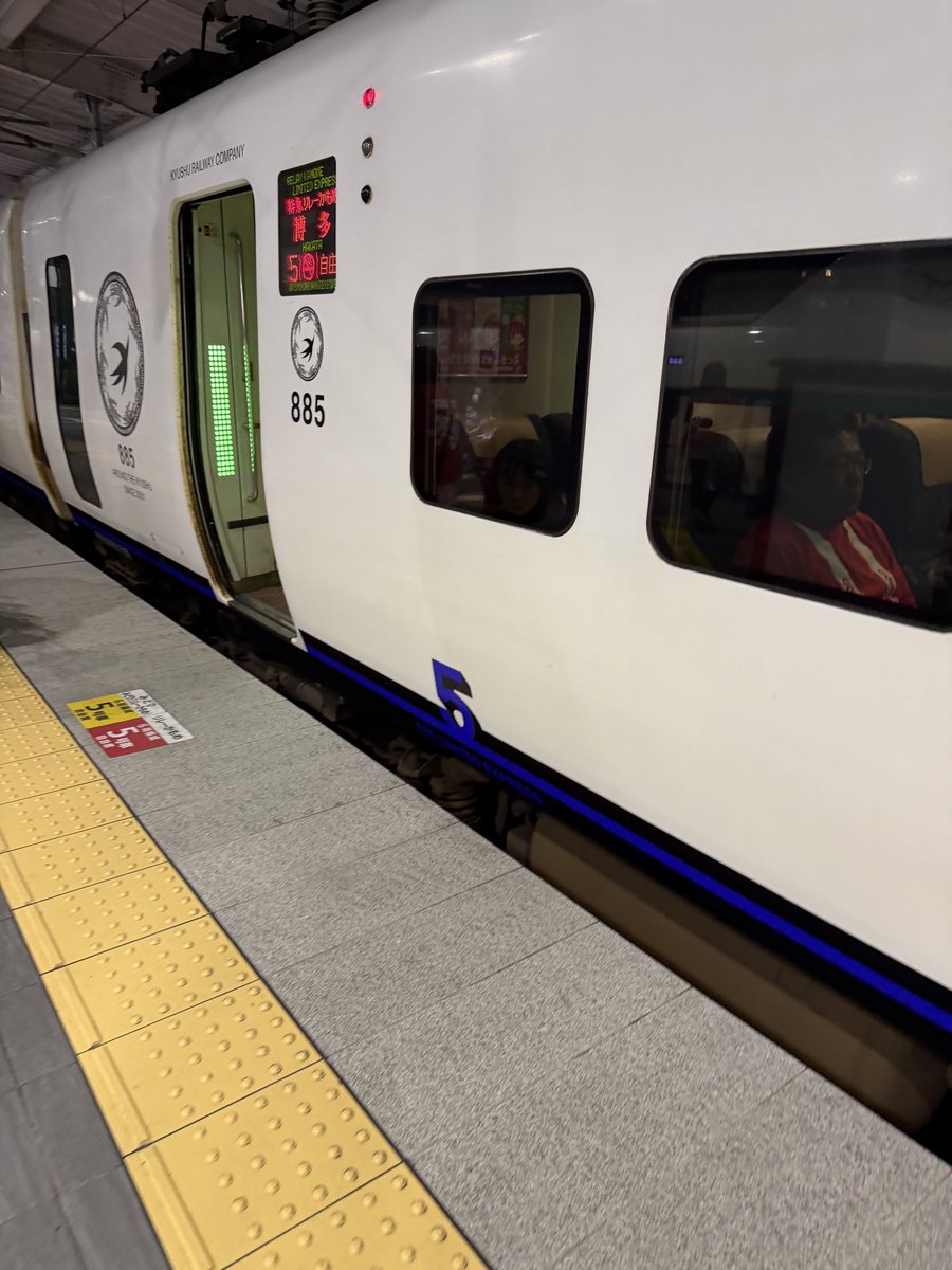 amfan42's tweet photo. 武雄温泉駅到着、さてお向かいのリレーかもめに別れを告げて諫早のお家に戻る新幹線の清掃作業をお茶飲みながら待つよ #GOWEST4 https://t.co/lfNWIIIZag