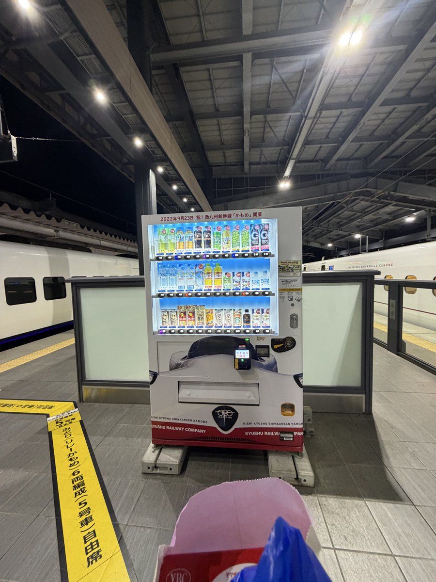 amfan42's tweet photo. 武雄温泉駅到着、さてお向かいのリレーかもめに別れを告げて諫早のお家に戻る新幹線の清掃作業をお茶飲みながら待つよ #GOWEST4 https://t.co/lfNWIIIZag