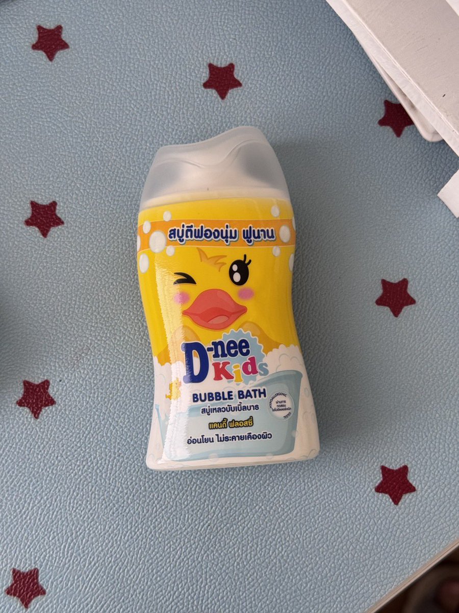 gmmgamm's tweet photo. วันก่อนลองซื้อ D-nee Kids Bubble Bath ขวดเล็กที่เซเว่นก่อนไปเที่ยว คือกะจะไปแช่อ่างสะหน่อย ลองใช้แล้วฟองเยอะดีเลยย แช่ไปสักพักฟองก็ยังอยู่ แล้วกลิ่นหอมด้วย อาบเสร็จผิวไม่รู้สึกแห้งตึงเลย ช่วงนี้เหมือนมีโปรอยู่ 👀 ไปตามกันได้เลยย! https://t.co/ZI8XugvPOJ