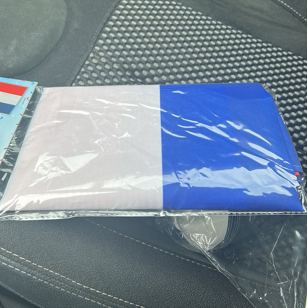 alzensah's tweet photo. J’ai acheté mon premier drapeau pour lundi jss émue 🥹 https://t.co/oOornhuhZF