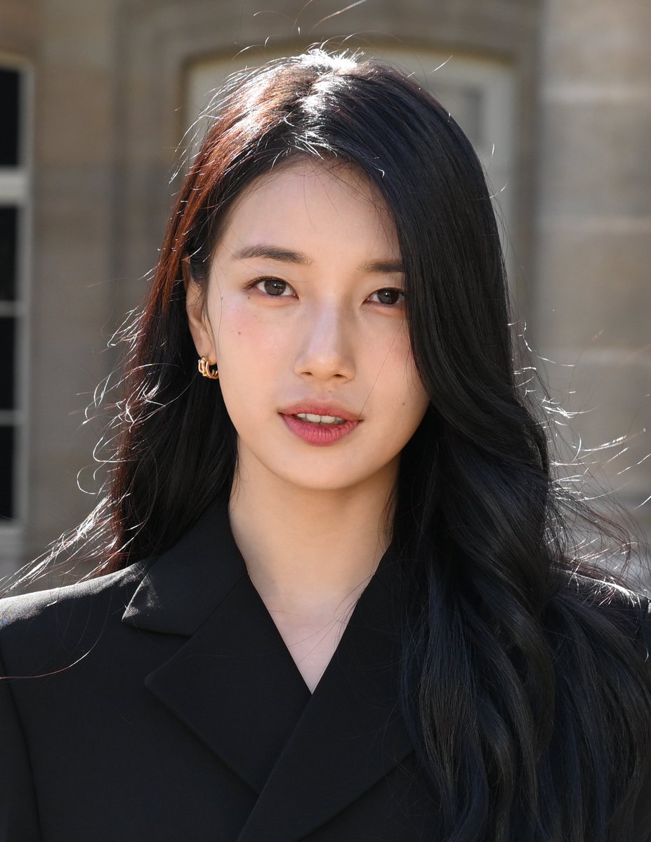 lessencestudios's tweet photo. Celine global brand ambassador Bae Suzy attends the Celine Spring/Summer 2027 show at Paris Fashion Week.

#CelineEte2027 #Suzy https://t.co/UQDNCDCvHa
