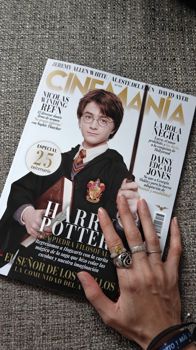 seriefi1a's tweet photo. 25 años a su lado. Always 🪄 @CINEMANIA_ES a juego con mis anillos 😊 ✨ https://t.co/jdqPCGbjIv