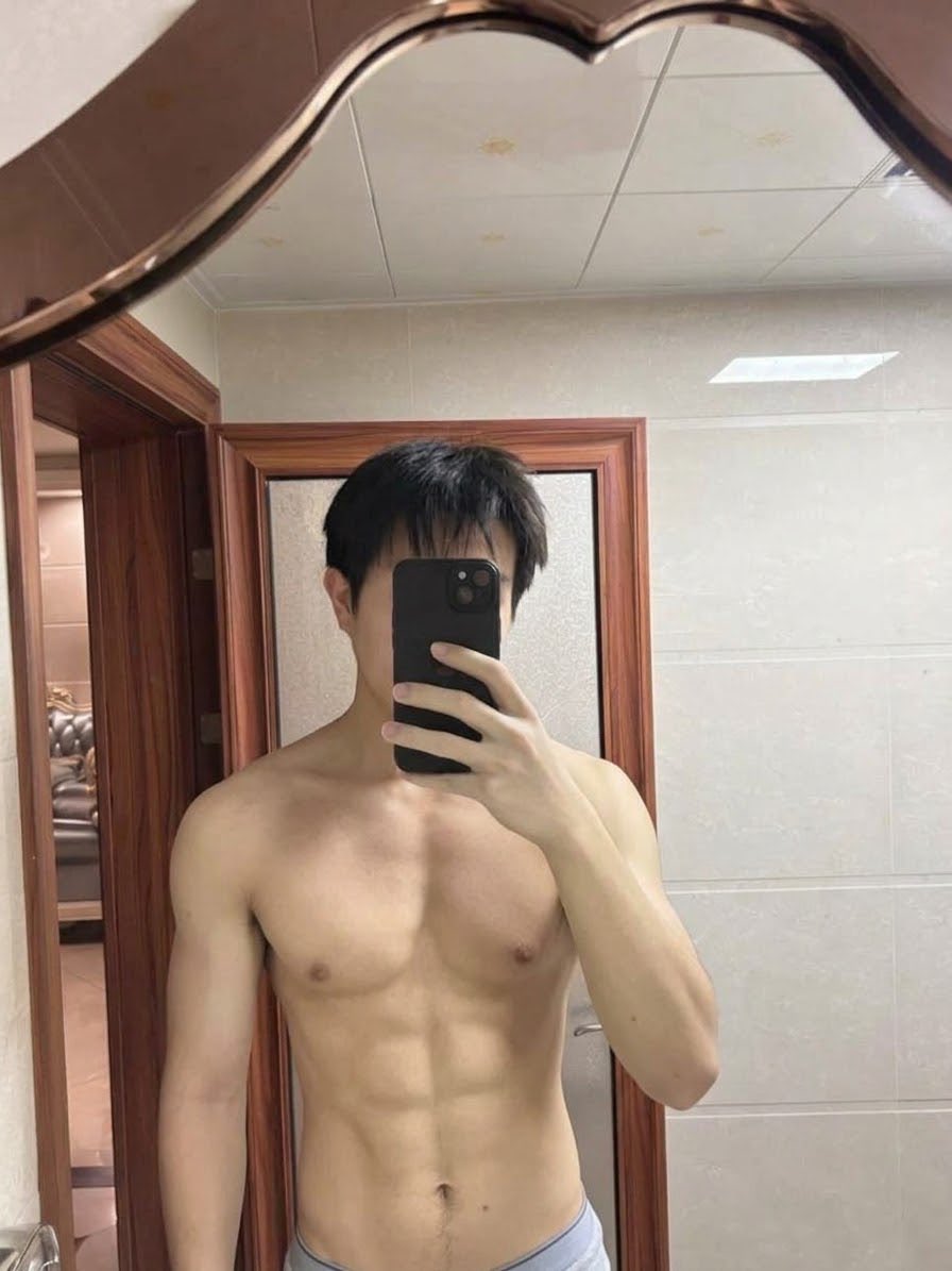 Iceyiban's tweet photo. 等我毕业就去烫头，这傻逼头发气死我了，学校我恨你… #腹肌男 #胸肌 #男菩萨 https://t.co/vjghXb5eah