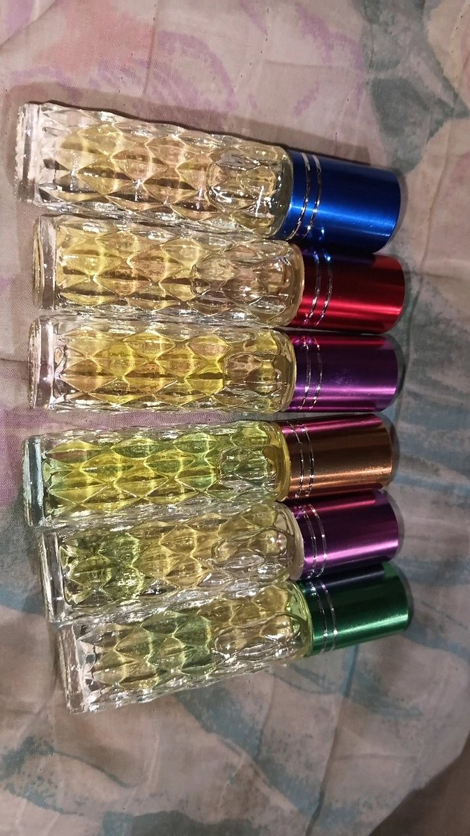 rkiveforlive's tweet photo. Gue lebih suka minyak wangi yang ginian deh. Harga satu nya cuma 3k an, wanginya lebih tahan lama, cuma berapa oles udah kecium baunya. Pokoknya worth it dahhh https://t.co/FhXQhQVkAe