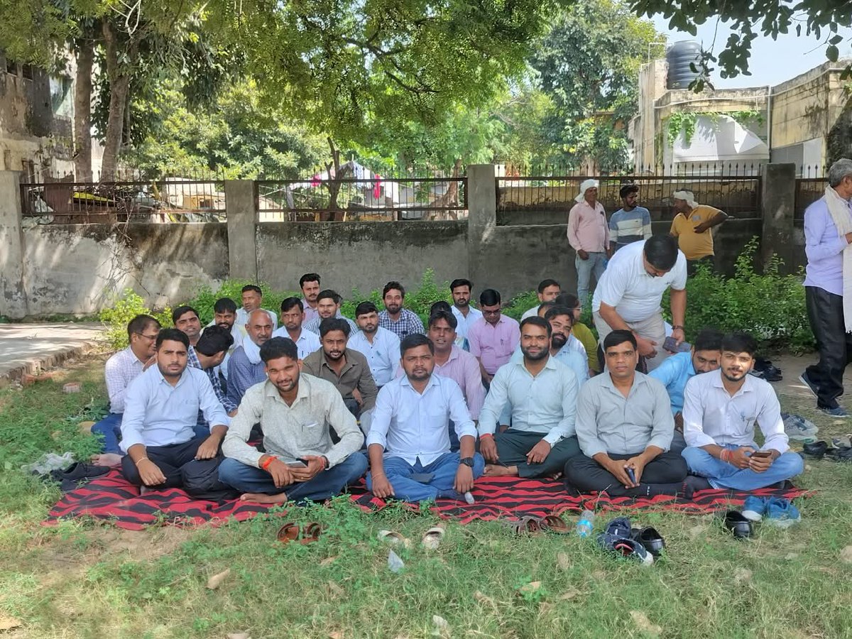 bstvlive's tweet photo. एटा 

➡️संपूर्ण समाधान दिवस का लेखपालों ने किया बहिष्कार
➡️जलेसर में लेखपालों ने किया बहिष्कार, जताया विरोध
➡️8 सूत्रीय मांगों को लेकर जलेसर के लेखपालों का धरना
➡️उत्तर प्रदेश लेखपाल संघ के बैनर तले किया धरना
➡️मुख्यमंत्री को संबोधित ज्ञापन भी अधिकारियों को सौंपा

#Etah #LekhpalsProtest @DM_Etah