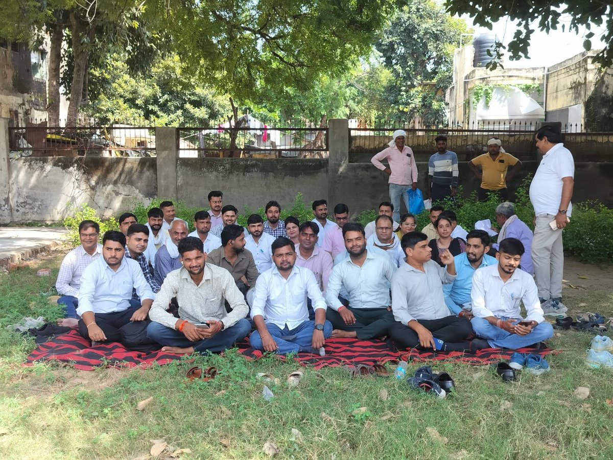 bstvlive's tweet photo. एटा 

➡️संपूर्ण समाधान दिवस का लेखपालों ने किया बहिष्कार
➡️जलेसर में लेखपालों ने किया बहिष्कार, जताया विरोध
➡️8 सूत्रीय मांगों को लेकर जलेसर के लेखपालों का धरना
➡️उत्तर प्रदेश लेखपाल संघ के बैनर तले किया धरना
➡️मुख्यमंत्री को संबोधित ज्ञापन भी अधिकारियों को सौंपा

#Etah #LekhpalsProtest @DM_Etah