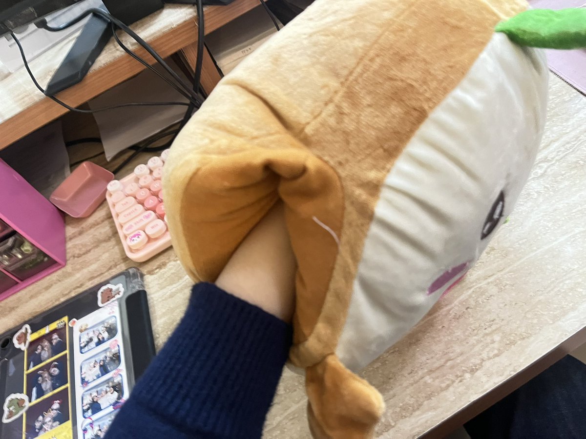 Nanassuuuu's tweet photo. Bantallnya cantikk bgttt buat bobo siang dikantorrr 🥰🥰
Sekedar peluk2 kg enakk mana lembut bgtttt https://t.co/DpvfXWyVX3