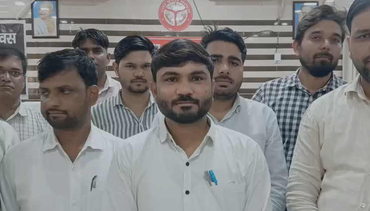 bstvlive's tweet photo. एटा 

➡️संपूर्ण समाधान दिवस का लेखपालों ने किया बहिष्कार
➡️जलेसर में लेखपालों ने किया बहिष्कार, जताया विरोध
➡️8 सूत्रीय मांगों को लेकर जलेसर के लेखपालों का धरना
➡️उत्तर प्रदेश लेखपाल संघ के बैनर तले किया धरना
➡️मुख्यमंत्री को संबोधित ज्ञापन भी अधिकारियों को सौंपा

#Etah #LekhpalsProtest @DM_Etah