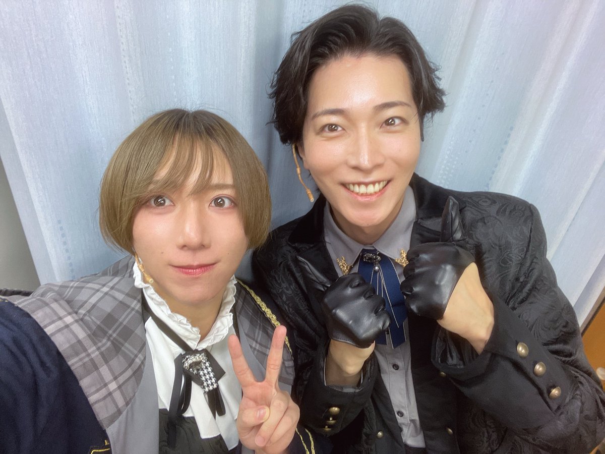 Yota_Suzuki_'s tweet photo. 舞台『拝啓、親愛なる魔法使いのあなたへ  - lapis lazuli -』
4日目終了しました！
ご観劇いただいた皆様!お手紙も!誠にありがとうございました！
今日も皆さんのうちわやサインライト！
応援が凄く力になりました。
明日でついに千秋楽！
最後まで変わらず丁寧に届けていきます！
#レタステ https://t.co/Oy7STkb5X1
