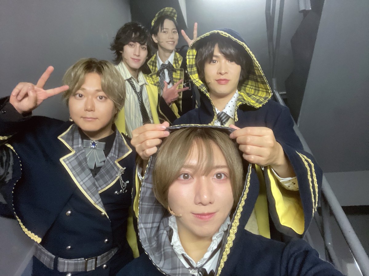 Yota_Suzuki_'s tweet photo. 舞台『拝啓、親愛なる魔法使いのあなたへ  - lapis lazuli -』
4日目終了しました！
ご観劇いただいた皆様!お手紙も!誠にありがとうございました！
今日も皆さんのうちわやサインライト！
応援が凄く力になりました。
明日でついに千秋楽！
最後まで変わらず丁寧に届けていきます！
#レタステ https://t.co/Oy7STkb5X1