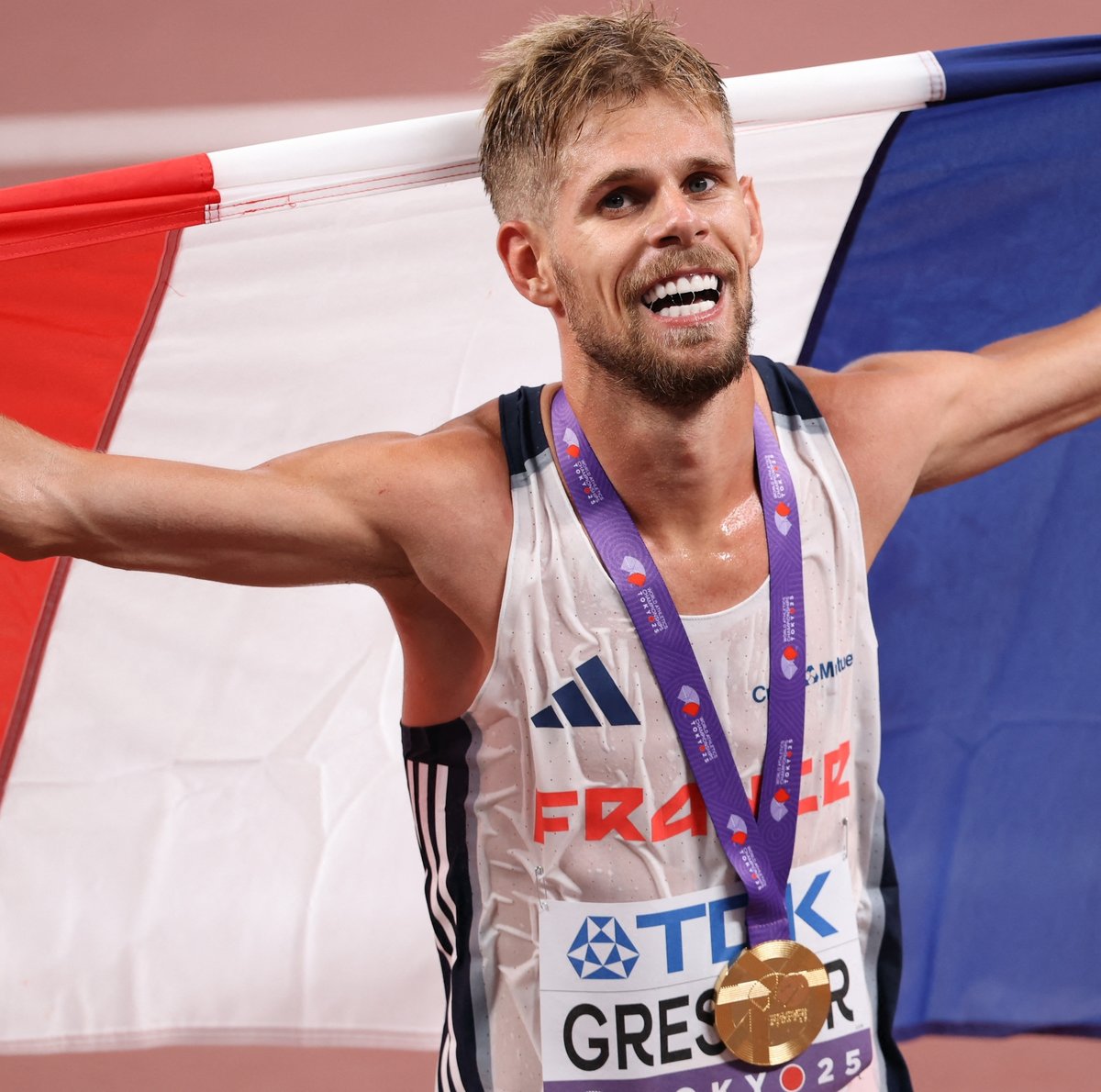 CerfiaFR's tweet photo. 🇫🇷 FLASH | « Je ne comprends pas qu’on manifeste parce qu’une journée de 8h à 18h serait devenue insupportable », déclare le champion du monde du 10 000 mètres Jimmy Gressier à propos du mouvement lycéen.

« Le travail n’est pas une injustice. L’effort n’est pas une oppression. Et la violence ne sera jamais une revendication. »

L’athlète dénonce également les dégradations et incendies de véhicules de pompiers : « À quel moment avons-nous perdu le sens de l’effort, du respect et des responsabilités ? »