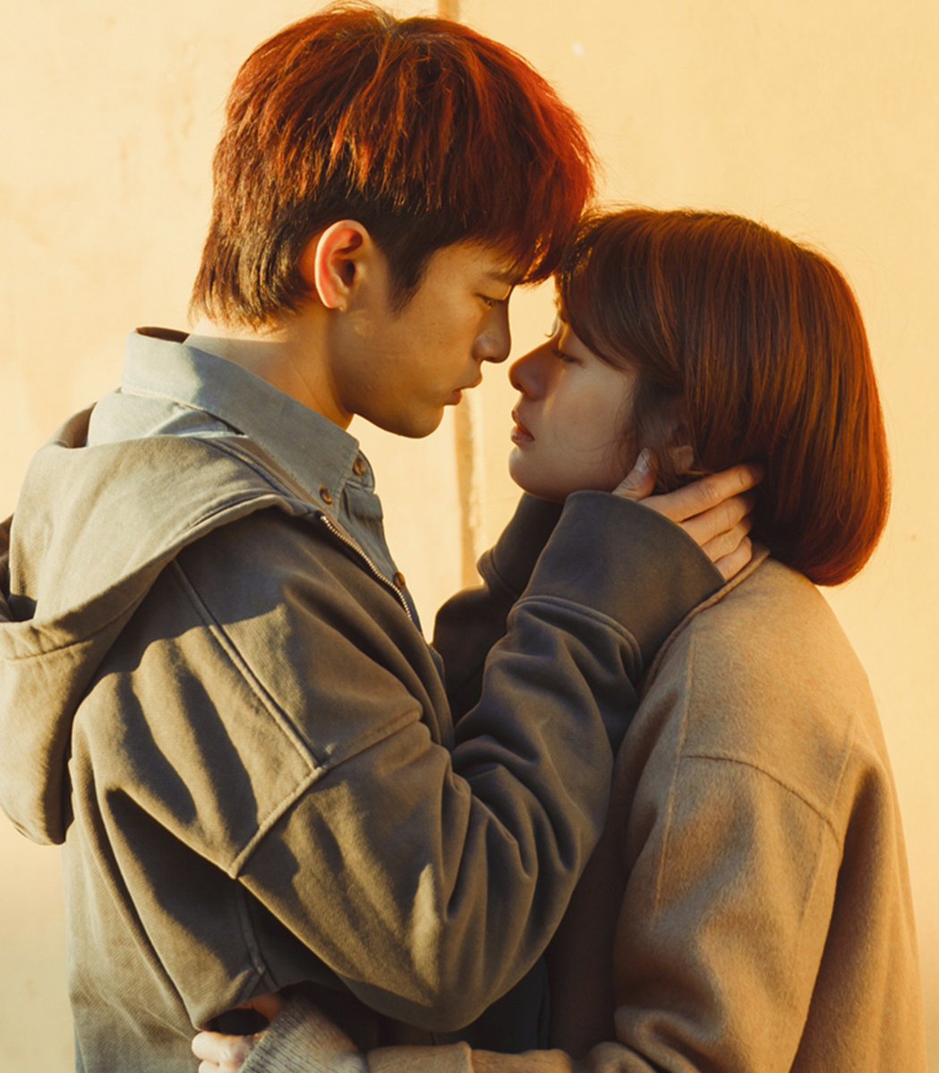 jungsominbr's tweet photo. OS MAIORAIS! Hoje, dia 03/10, enquanto #TheSmileHasLeftYourEyes completa 8 anos, #LoveReset completa 3 anos! 🥳

Com 5 anos de diferença entre seus lançamentos, as duas produções protagonizadas por #JungSomin parecem se completar. Enquanto #TheSmileHasLeftYourEyes te convida a se apaixonar, chorar e ficar emocionalmente destruído, #LoveReset chega para te abraçar, trazer um quentinho ao coração e ajudar a curar as feridas. 

“𝙏𝙝𝙚 𝙎𝙢𝙞𝙡𝙚 𝙃𝙖𝙨 𝙇𝙚𝙛𝙩 𝙔𝙤𝙪𝙧 𝙀𝙮𝙚𝙨” acompanha a história de Yoo Jinkang, que se apaixona por Kim Mooyoung, um homem misterioso e marcado por um passado doloroso. À medida que os dois se aproximam, segredos sobre o passado de Mooyoung começam a vir à tona, colocando o relacionamento dos dois à prova e mudando suas vidas para sempre. 

Já “𝙇𝙤𝙫𝙚 𝙍𝙚𝙨𝙚𝙩” acompanha Nara e Jungyeol, um casal que, após anos de conflitos, decide se divorciar. Porém, um acidente faz com que os dois percam completamente a memória, inclusive a lembrança de que eram casados. Ao se conhecerem novamente, eles acabam se apaixonando outra vez, dando início a uma divertida e inesperada segunda chance para o amor. 

Então, se você ainda não assistiu a essas obras tão queridas pelo fandom, fica a nossa recomendação: assista “𝙏𝙝𝙚 𝙎𝙢𝙞𝙡𝙚 𝙃𝙖𝙨 𝙇𝙚𝙛𝙩 𝙔𝙤𝙪𝙧 𝙀𝙮𝙚𝙨” primeiro e depois “𝙇𝙤𝙫𝙚 𝙍𝙚𝙨𝙚𝙩”. Nessa ordem. 

Afinal, #JungSomin é uma dessas atrizes que têm o poder de destruir seu coração e, depois, curá-lo na mesma medida 🥹

📺 As duas obras estão disponíveis no Viki.
