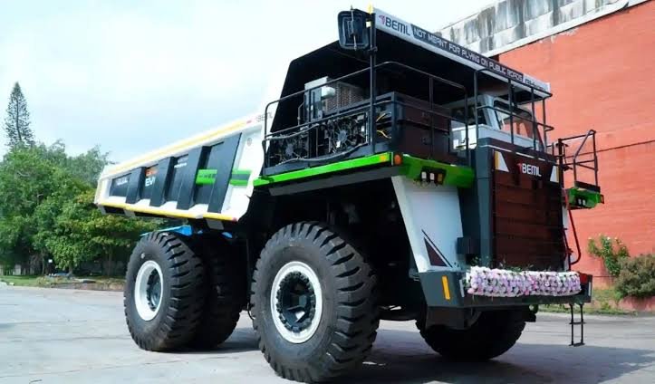 Regular__Indian's tweet photo. Whitepill of the day. 😍😍
Jai Siya Ram. 

We have taken a definite step towards electrifying one of the toughest segments of heavy industry.

BEML has unveiled the BH60-EV — India’s first indigenously designed and developed 60-ton electric dump truck for mining and infrastructure.

* 1,000 kWh lithium-ion battery
* 54.5-tonne payload
* Permanent Magnet Synchronous Motor
* 40–60% lower operating costs vs diesel — BEML estimate
* Around 130 tonnes of CO₂ reduction per vehicle every year

The truck has been developed at BEML’s Mysuru facility and comes with an integrated charging solution for mining operations.

But the best part comes now. 
I tried to estimate what happens if we use this electric truck only. 
India consumes around 1.2 billion litres Diesel(conservative figure) in Mining trucks annually. 
Hence, if we replace by electric, we save that diesel. Converting to Barrels, it is about 17000 barrels daily. Taking Crude at USD 80/barrel, annually we will save $496.4 million or some ₹4,782 crore/year(at INR at 96). 

So, we will not only have a cleaner environment but a forex savings happening too. 

We are moving from electric cars and buses to 60-tonne payload mining trucks — India’s EV story is moving into heavy industry. 

#HowIndiaGrows