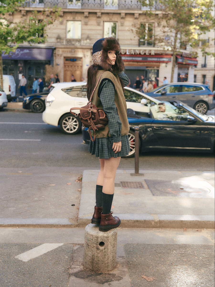 AngelssBecky's tweet photo. 👀

#MiuMiuPFWxBecky #MiuMiuSS27
#beckysangels #BeckyArmstrong @MIUMIUOfficial https://t.co/UYXQMHZDMu