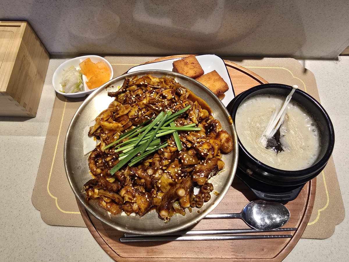 shingamgyul's tweet photo. 경수가 저녁 맛있는 거 먹으래서 멘보샤 주는 곳으로 왔는데 경수 덕에 먹는 멘보샤가 맛있다. https://t.co/uhptSmHTuG