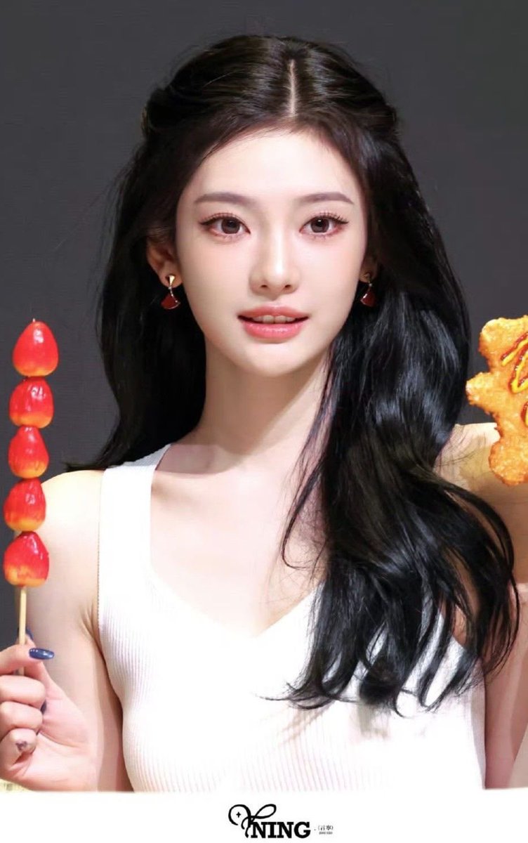 fcirydxst's tweet photo. ⠀

Belum benar-benar berpindah posisi, Shayla sudah heboh sendirj dengan kegemasan si bungsu. “AAAAA YUMNA LUCU BANGET JADI LIL DEVIL!” Serunya sambil memberikan tangannya berharap digenggam—ya gapapalah berharap!!

“Aku bawain ini! Makasih buat semua kerja kerasnya ya.”

⠀ https://t.co/GtwCS7QLED