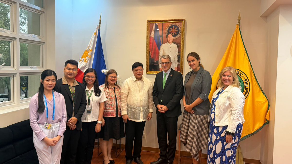 CzechinManila's tweet photo. Earlier this week, @CZAmbManila Karel Hejč met with @DOHgovph Sec Edwin Mercado to discuss areas of mutual interest and explore opportunities for greater cooperation and covered possible collaboration in strengthening health systems and developing 🇨🇿🇵🇭 health workforce. https://t.co/TKqpHd4hTg