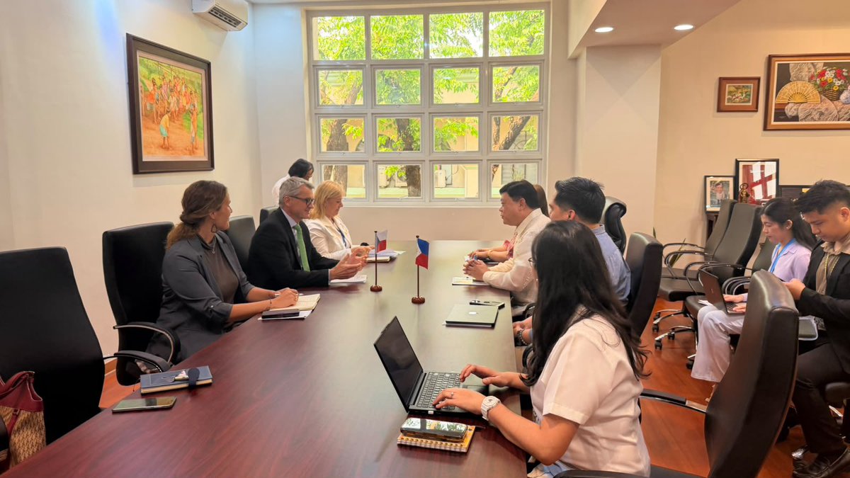 CzechinManila's tweet photo. Earlier this week, @CZAmbManila Karel Hejč met with @DOHgovph Sec Edwin Mercado to discuss areas of mutual interest and explore opportunities for greater cooperation and covered possible collaboration in strengthening health systems and developing 🇨🇿🇵🇭 health workforce. https://t.co/TKqpHd4hTg
