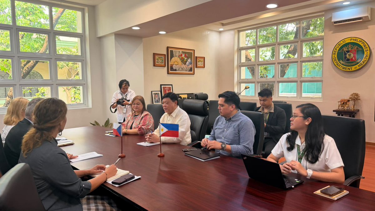 CzechinManila's tweet photo. Earlier this week, @CZAmbManila Karel Hejč met with @DOHgovph Sec Edwin Mercado to discuss areas of mutual interest and explore opportunities for greater cooperation and covered possible collaboration in strengthening health systems and developing 🇨🇿🇵🇭 health workforce. https://t.co/TKqpHd4hTg