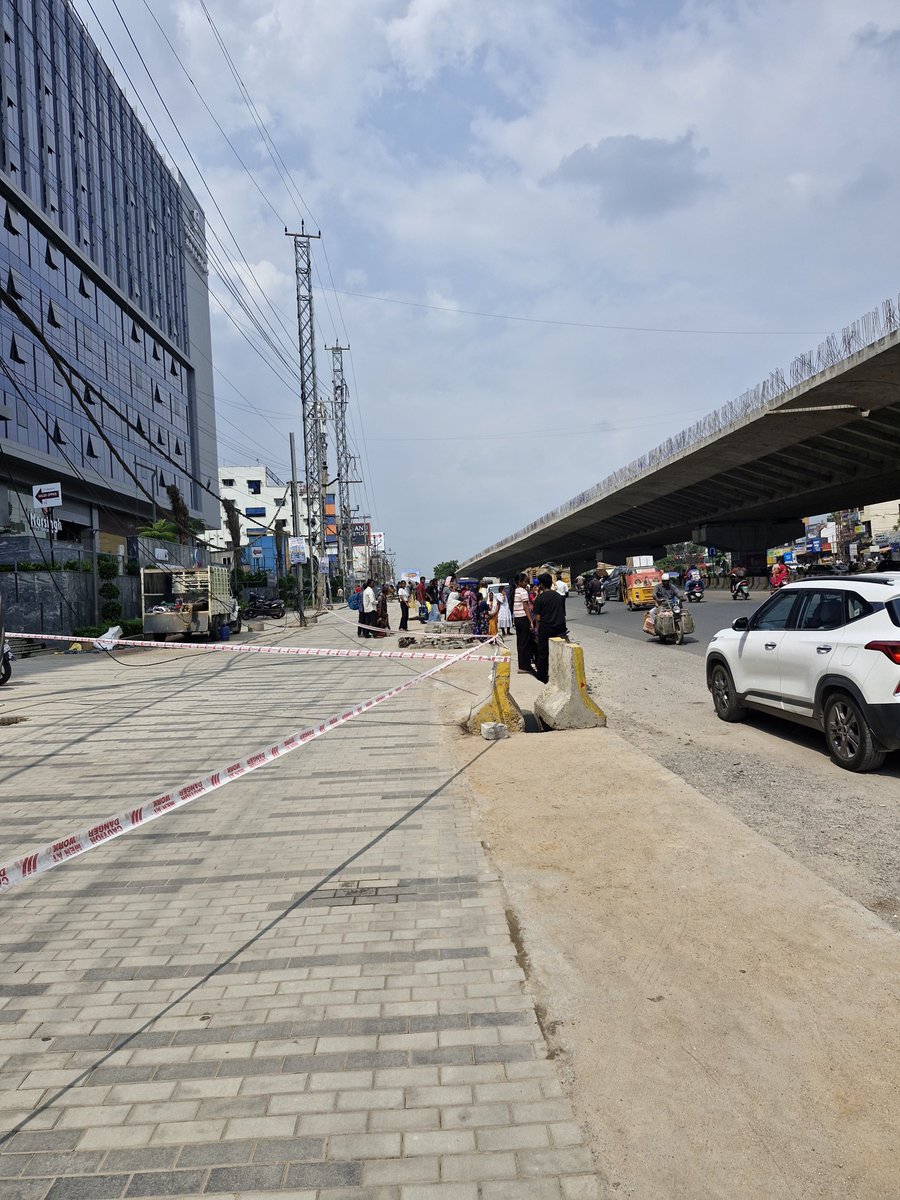 Praful_0666's tweet photo. It has been over three months since my initial request regarding the installation of a shelter in front of Fairmount, Downtown Kompally, and I have yet to receive an update.

Commuters are currently exposed to harsh sunlight while waiting.

I kindly request @CMC_Offcl to resolve https://t.co/I1fvdXdcQZ