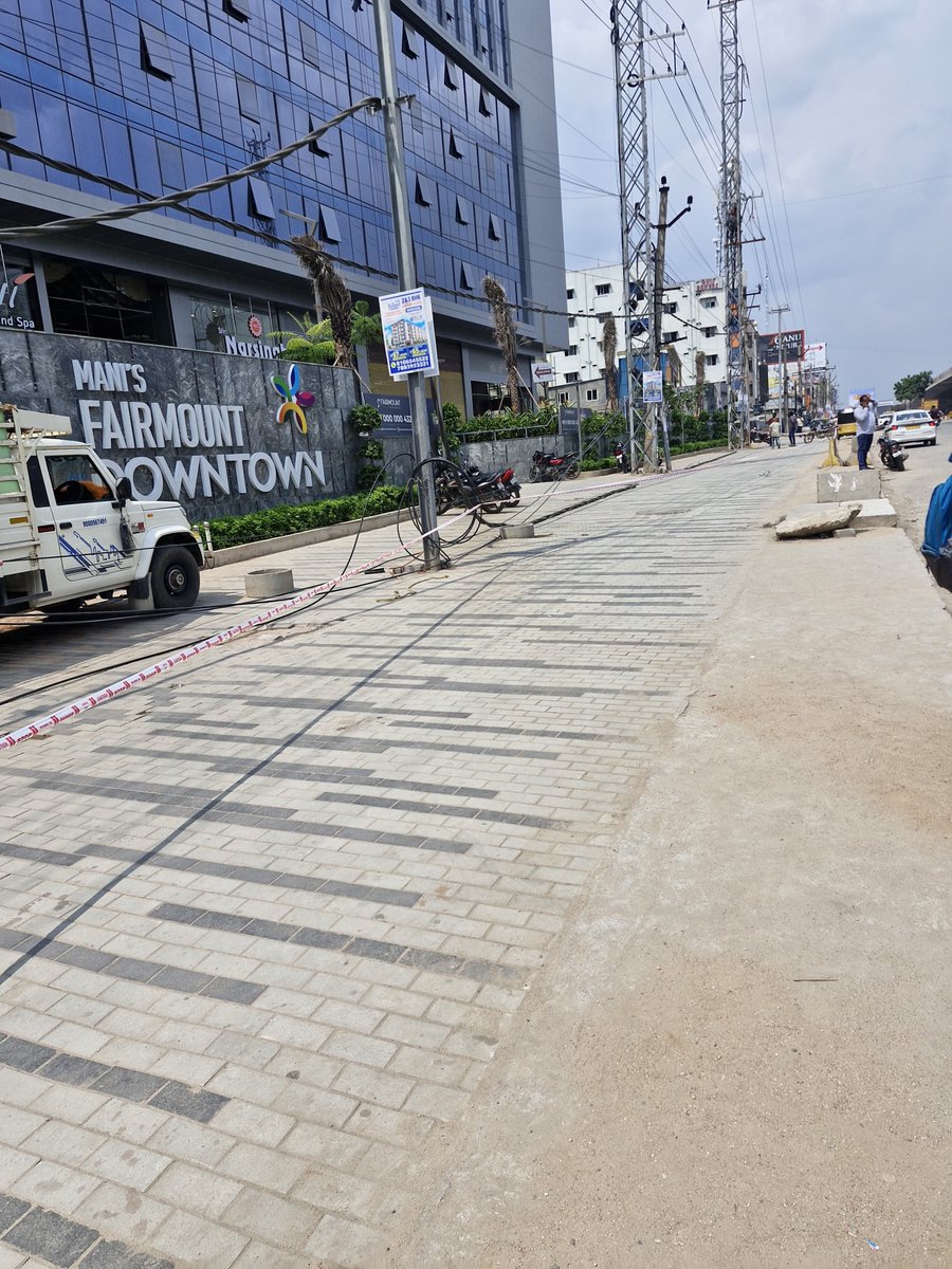 Praful_0666's tweet photo. It has been over three months since my initial request regarding the installation of a shelter in front of Fairmount, Downtown Kompally, and I have yet to receive an update.

Commuters are currently exposed to harsh sunlight while waiting.

I kindly request @CMC_Offcl to resolve https://t.co/I1fvdXdcQZ