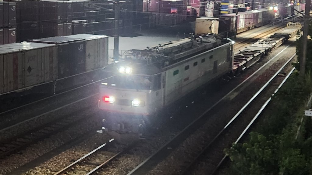 chikugotetsu's tweet photo. 10月3日  19:42~19:47頃  田代駅(鳥栖タ)
EF510-307 牽引の8056レ(鳥栖タへの疎開留置回送)

今のところ八代まで(JR区間)は10日の再開予定だし、おれ鉄区間は中旬頃予定となってるので…
8056~8057レの鳥栖タへの疎開留置は今日がラストかも？ と言う事で…
到着から機回しの引上げまで… https://t.co/5Wlzf0Rc3z
